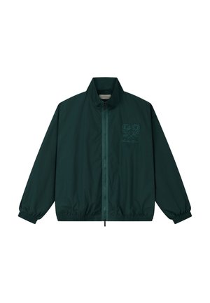Chaqueta de cremallera color verde oscuro con cuello alto, puños y dobladillo elásticos, con un pequeño bordado floral en el pecho izquierdo.