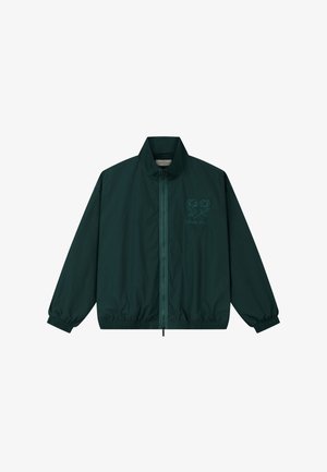 Chaqueta de cremallera color verde oscuro con cuello alto, puños y dobladillo elásticos, con un pequeño bordado floral en el pecho izquierdo.