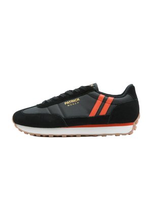 Schwarz-orangefarbener Low-Top-Sneaker Patrick Monza mit Obermaterial aus Wildleder und Mesh, weißer Mittelsohle und strukturierter brauner Gummiaußensohle.