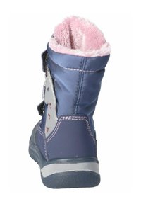 Bota de invierno azul marino con un suave forro de piel sintética rosa, tira de Velcro y una suela de goma texturizada. Presenta un panel lateral gris con acentos decorativos.