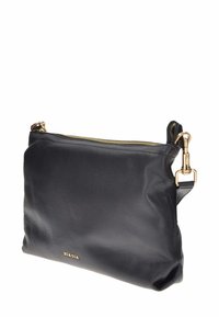 Borsa a pochette in pelle nera con zip dorata, superficie testurizzata e tracolla removibile con accentuazione in hardware dorato.