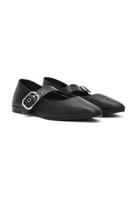 Ballerine in pelle nera con punta appuntita, una cinghia con fibbia argentata e tacco basso. Tessuto liscio, design minimalista.