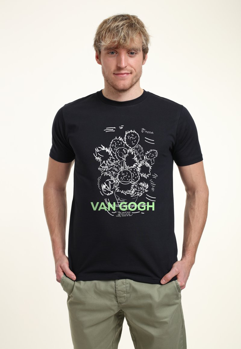 Camiseta de algodón negra con un dibujo lineal blanco de rostros y el texto "VAN GOGH" en verde. Diseño de manga corta y cuello redondo.