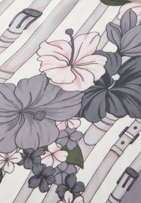 Design textil cu flori mari de hibiscus gri și roz, flori mai mici de culoare purpurie și accente cu dungi în nuanțe pale.