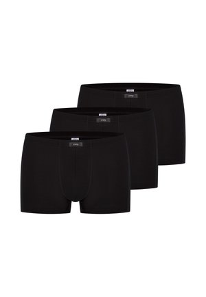 Tre par sorte herreboxershorts med et mærketag på linningen, arrangeret i en trappestillet række på en hvid baggrund.
