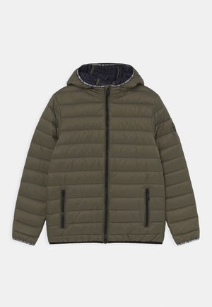 Veste rembourrée vert olive avec capuche, présentant un design matelassé horizontal, des poches zippées noires et une doublure intérieure à motifs.