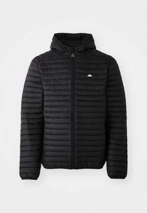 Giacca nera imbottita con chiusura a zip e cappuccio. Presenta una texture a costine orizzontali e polsini elasticizzati. Piccolo logo sul lato sinistro del petto.