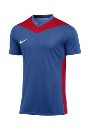 Niebieska sportowa koszulka z krótkim rękawem, z czerwonym chevronem na klatce piersiowej i bokach, kołnierzem w kształcie litery V oraz białym logo Nike na prawej piersi.