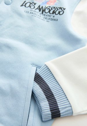 Helltürkises Sweatshirt mit weißen Akzenten, ausgestattet mit gerippten Bündchen mit Marineblau-Streifen und einem Frontdruck mit der Aufschrift "Los Angeles, Kalifornien."