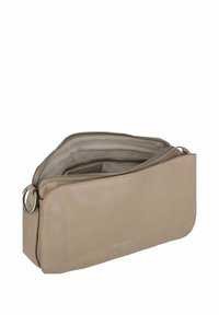 Beige Lederbeutel mit Reißverschluss, glatte Textur, geschwungene Form und silberne Hardwareakzente. Das Innere ist mit einem beige-farbenen Stoff ausgekleidet.