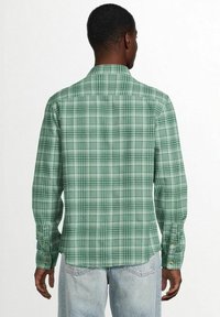 Groen geruite shirt met lange mouwen, knoopmanchetten en een kraag. Bevat verschillende tinten groen in een geruit patroon, met een recht afgewerkte zoom.