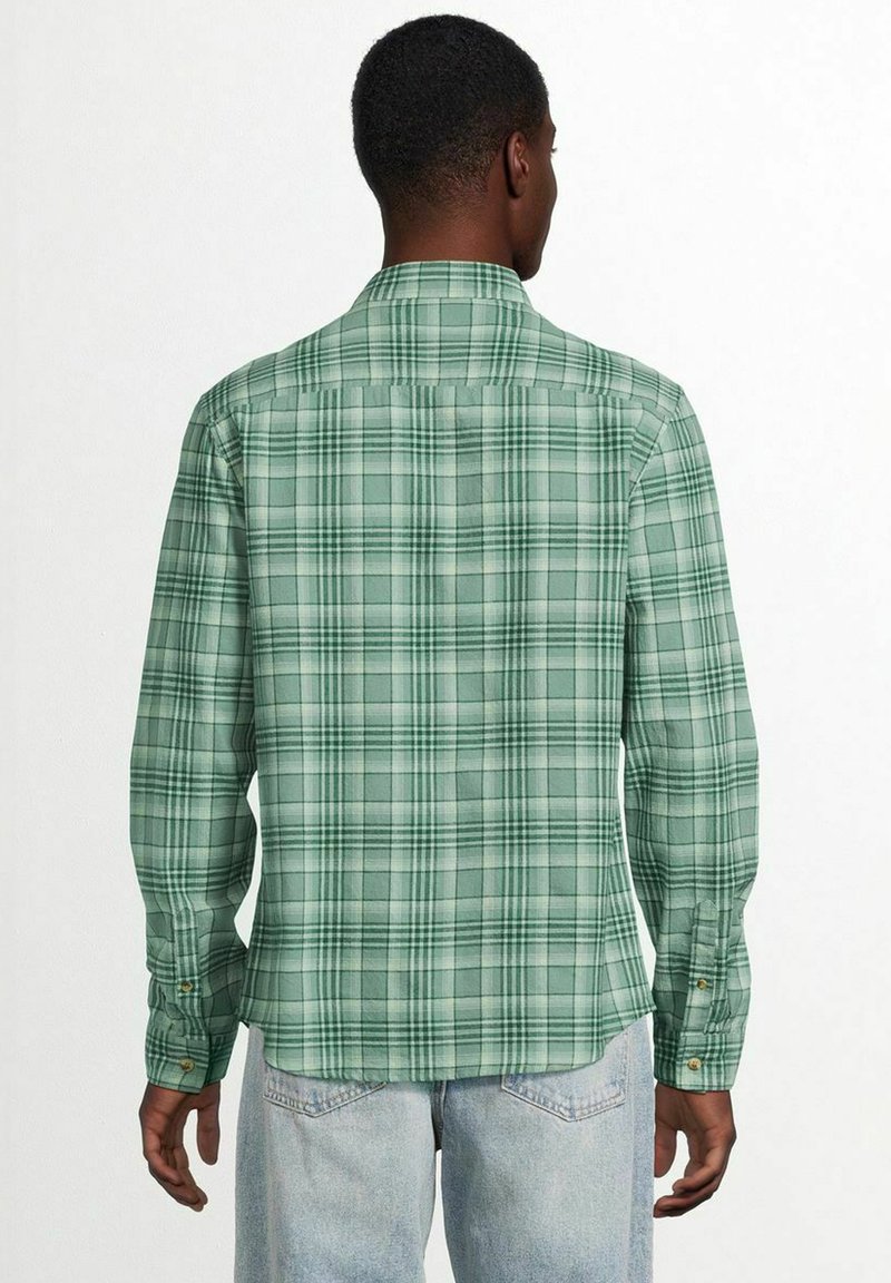 Groen geruite shirt met lange mouwen, knoopmanchetten en een kraag. Bevat verschillende tinten groen in een geruit patroon, met een recht afgewerkte zoom.