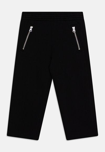Černé kalhoty vyrobené z měkké tkaniny, s elastickým pasem a dvěma kapsami na zip v přední části. Rovný střih na nohavicích.