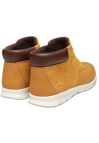 Hellbraune Wildleder-Stiefeletten mit braunen Lederakzenten und weißen Gummisohlen. Mit einem eingeprägten Logo an der Seite. Mit einer abgerundeten Zehenpartie gestaltet.