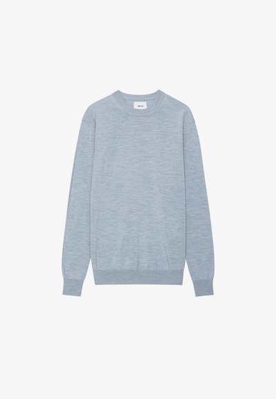 Ljusblå tröja i stickad tyg, med rund halsringning, långa ärmar och ribbade muddar och fåll. Texturerad yta med minimalistisk design.