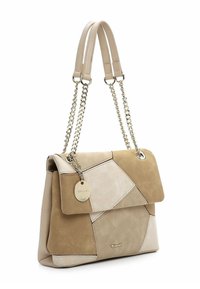 Borsa patchwork beige e marrone chiaro con chiusura a patta, tracolle a catena e targhetta in metallo. Realizzata in camoscio testurizzato e pelle liscia.