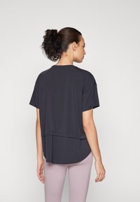 New Balance DRAPEY OVERSIZED - Potiskana majica - black