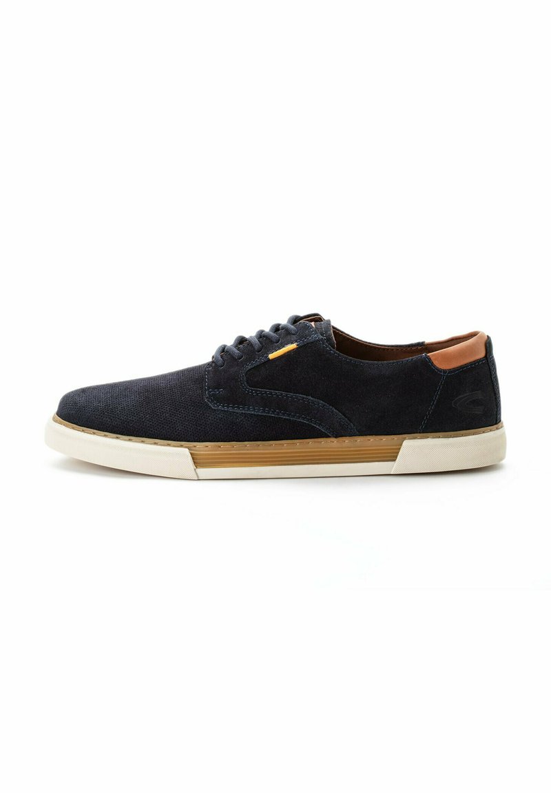 Marine canvas sneakers met een gladde textuur, tanleren accent op de hiel en een witte rubberen zool. Voorzien van een klassiek vetersluiting ontwerp.