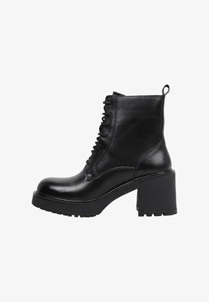 Schwarze Leder-Ankle-Boots mit runder Zehenform, Schnürung im Wanderstil und strukturiertem Blockabsatz. Mit einer Anziehschlaufe auf der Rückseite.