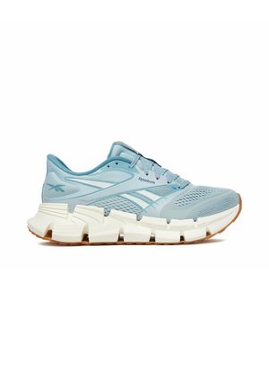 Zapatilla de running Reebok azul claro con parte superior de malla, suela blanca gruesa segmentada y suela exterior color goma, mostrada de perfil hacia la derecha.
