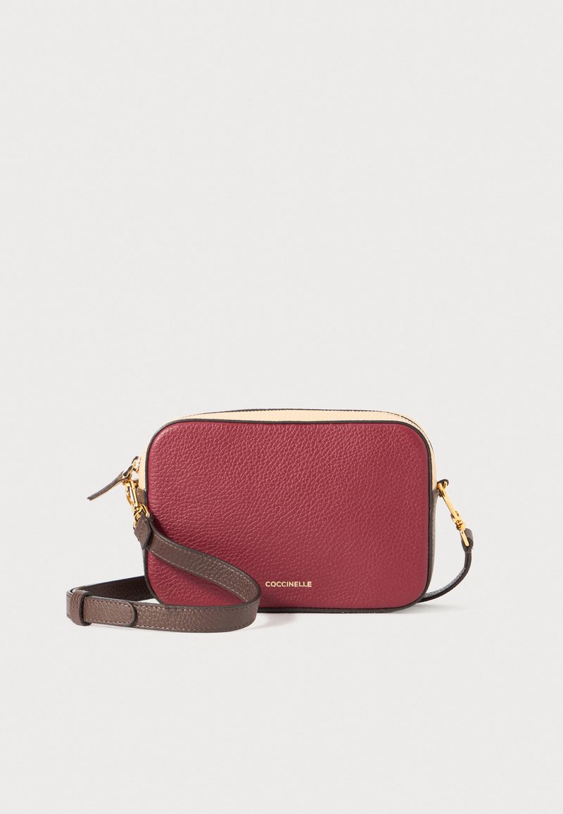 Borsa a tracolla in pelle bordeaux con texture a granuli, accessori in oro e una tracolla staccabile di colore marrone scuro. Forma rettangolare con chiusura superiore a zip.