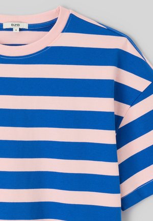 Chemise à manches courtes avec de larges rayures horizontales bleu et rose clair et un col rond, montrant la partie supérieure avant et l'épaule.