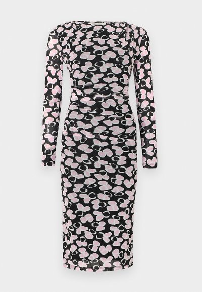 Vestido preto de manga comprida com silhueta ajustada, apresentando um padrão floral em traços finos cor-de-rosa e brancos. Textura de tecido suave com franzidos.