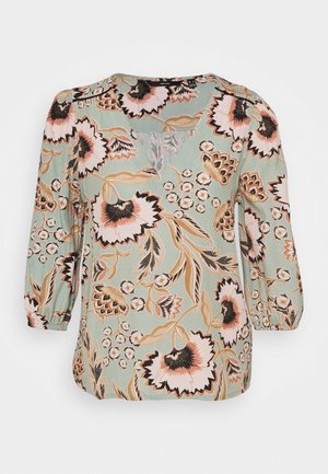 Blusa da donna verde chiaro con grande motivo floreale rosa, nero e beige, maniche a sbuffo a tre quarti e colletto a V.