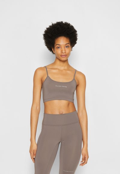 Conjunto de activewear castanho, com um top curto ajustado de alças finas e leggings de cintura alta a condizer, feitos de um material liso e elástico.