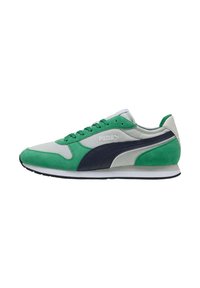 Zapatilla de ante verde y malla gris con acentos en azul marino, que cuenta con una suela de goma blanca y cordones. Logo de Puma en el lateral.