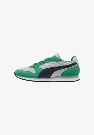 Zapatilla de ante verde y malla gris con acentos en azul marino, que cuenta con una suela de goma blanca y cordones. Logo de Puma en el lateral.