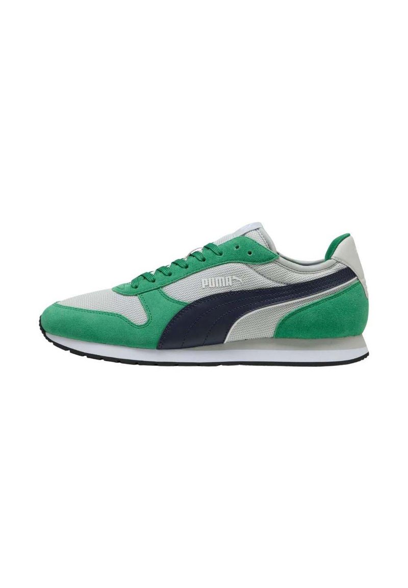 Zapatilla de ante verde y malla gris con acentos en azul marino, que cuenta con una suela de goma blanca y cordones. Logo de Puma en el lateral.