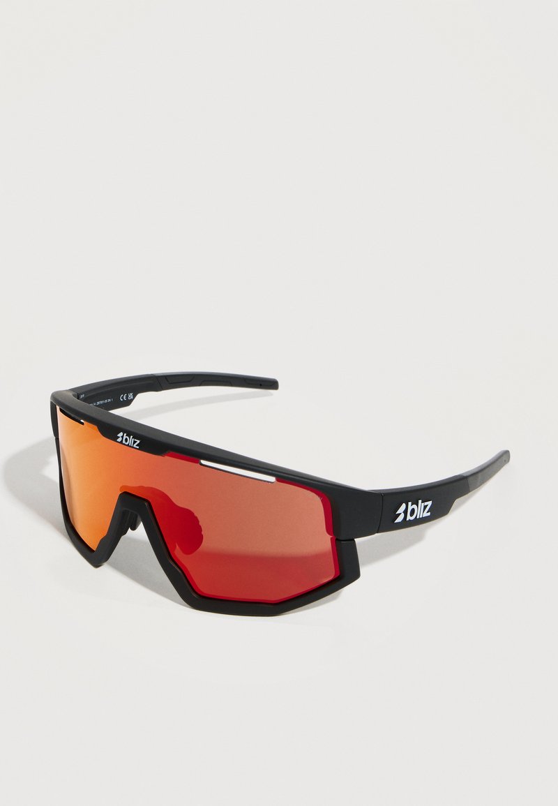 Lunettes de sport noires avec verres enveloppants teintés orange et logo "bliz" sur les branches, vues en angle sur fond blanc.