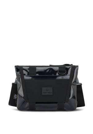 Borsa a tracolla nera con finitura lucida in vernice, tessuto texturizzato, tracolla regolabile e un'etichetta con logo sul davanti.