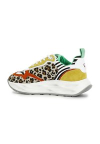 Sneaker multicolore con stampa leopardata, suede giallo, accenti arancioni e suola chunky bianca con suola grigia testurizzata.