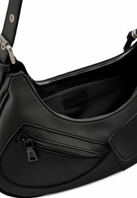 Borsa a tracolla in pelle nera con finitura testurizzata, dotata di una tasca interna con cerniera e dettagli di design curvi. Chiusura a cerniera liscia.