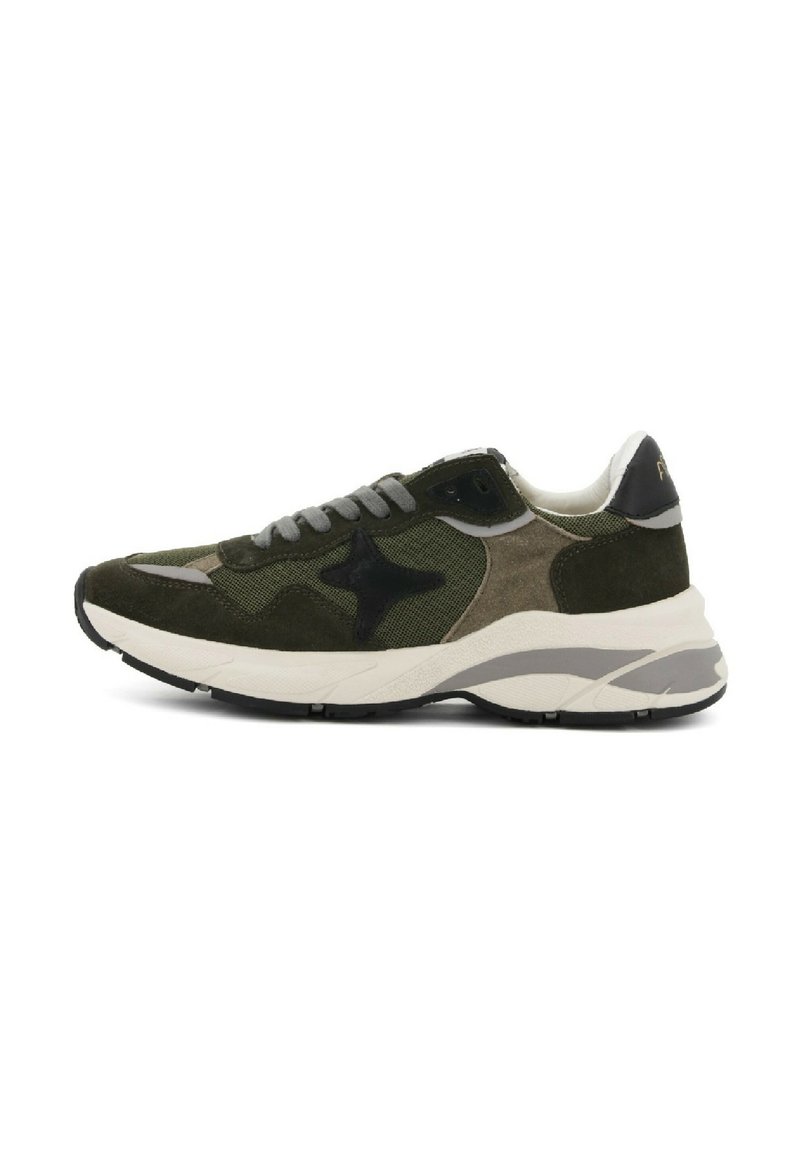 Sneaker sportivo in suede verde scuro con dettagli in rete. Presenta lacci grigi, logo nero, una suola intermedia bianca imbottita e suola testurizzata.
