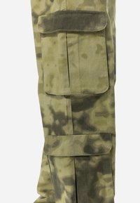 Pantalones cargo de tela en camuflaje verde, con múltiples bolsillos grandes, una superficie texturizada y un diseño de ajuste relajado.