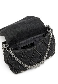Borsa in denim trapuntato nera con tracolla in catena d'argento, chiusura a pattina e interno in tessuto dotato di una piccola tasca e etichetta del marchio.