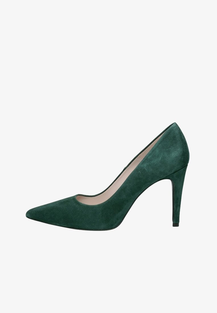 Escarpin vert foncé en daim à bout pointu avec talon aiguille fin et doublure intérieure beige sur fond blanc.