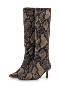Bottes montantes en motif serpent, arborant un matériau synthétique texturé, un bout pointu et un petit talon empilé. Détail de fermeture éclair sur le côté.