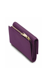 Portefeuille en cuir violet avec une finition texturée, fermeture éclair dorée et design à rabat, présentant une forme compacte et pliée.