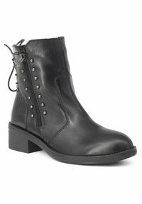 Stivale alla caviglia in pelle nera con punta arrotondata, zip laterale, borchie decorative in metallo e un accentuato tacco testurizzato. Tacco a blocco basso.