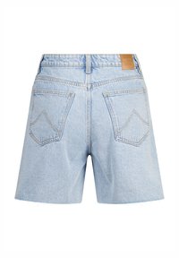 Vaaleansiniset farkkushortsit, joissa on risat reunat, kaksi takataskua ja nahkaleima vyötäröllä. Suora leikkaus.