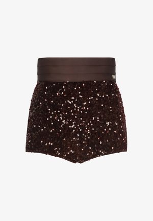 Pantaloni corti marroni con paillettes e un ampio elastico in vita. I pantaloni corti presentano una texture lucida e un design aderente, decorati con paillettes riflettenti.