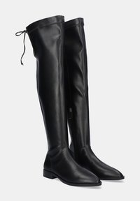Botas negras de cuero liso, por encima de la rodilla, con punta redonda, cremallera lateral y cordón ajustable en la parte superior.