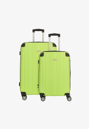 Due valigie rigide di colore verde lime brillante. Superficie strutturata con scanalature verticali, dettagli neri e quattro ruote girevoli per la mobilità.