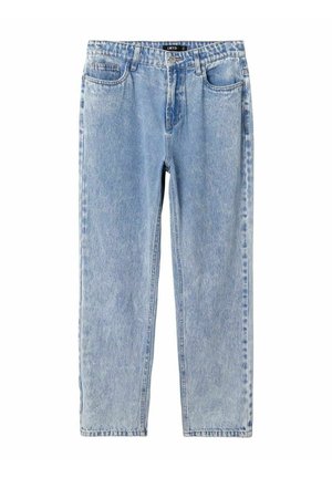 Jasnoniebieskie dżinsy o prostych nogawkach z przednimi kieszeniami, szlufkami na pasek i zapięciem na guziki, przedstawione na białym tle.