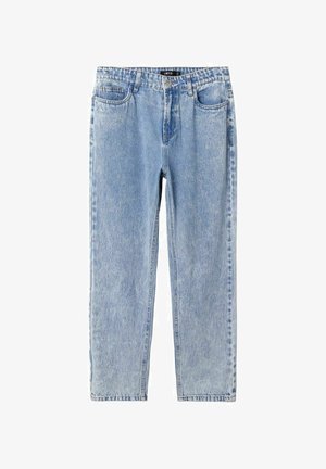 Hellblaue Jeans mit geradem Bein, Vordertaschen, Gürtelschlaufen und Knopfverschluss, dargestellt vor weißem Hintergrund.