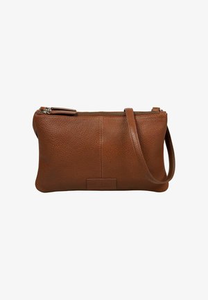 Bolso de mano de cuero marrón con textura granulada, forma rectangular, cierre superior con cremallera y correa de hombro desmontable.
